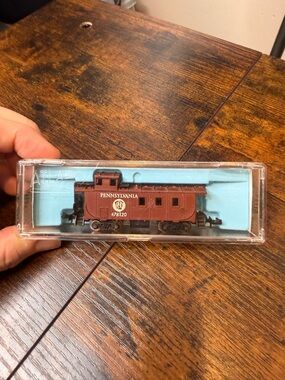 Atlas N Scale Pennsylvania Railroad offset cupola caboose, road number 478120,